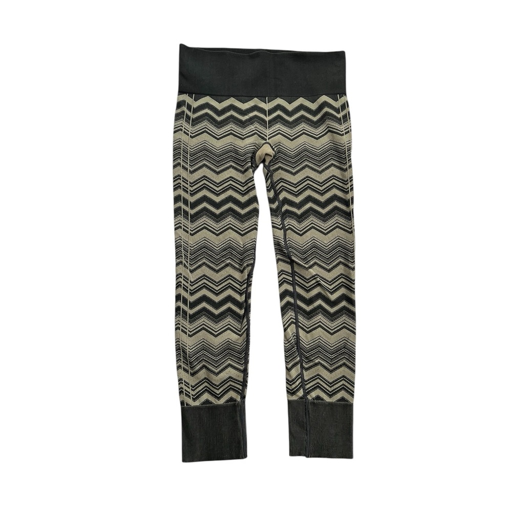 Lululemon 25” Ebb to Street Black/Olive Green Chevron Cropped Leggings Size 8
